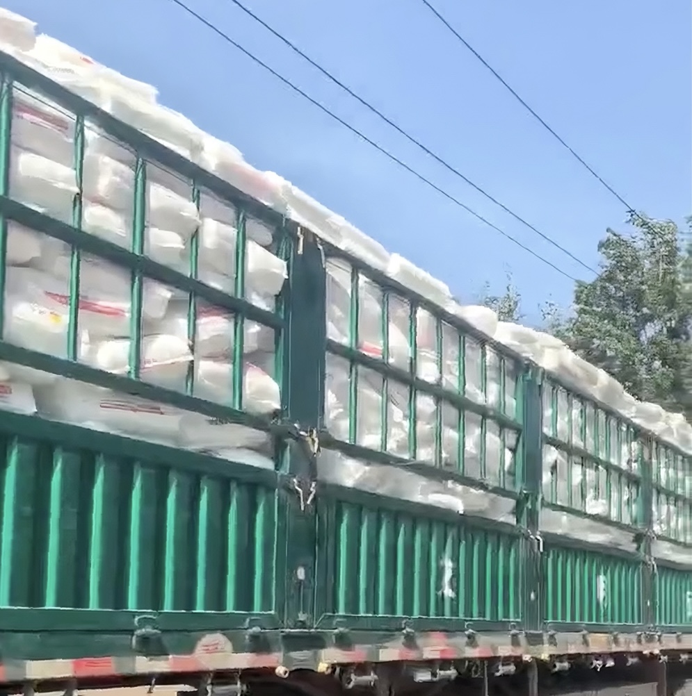 ecdddb38-40b6-4ebd-ac39-abaf93b2555a_Truck fully loaded with stacked 25kg PP PE plastic resin bags for bulk mixed grade delivery.jpg